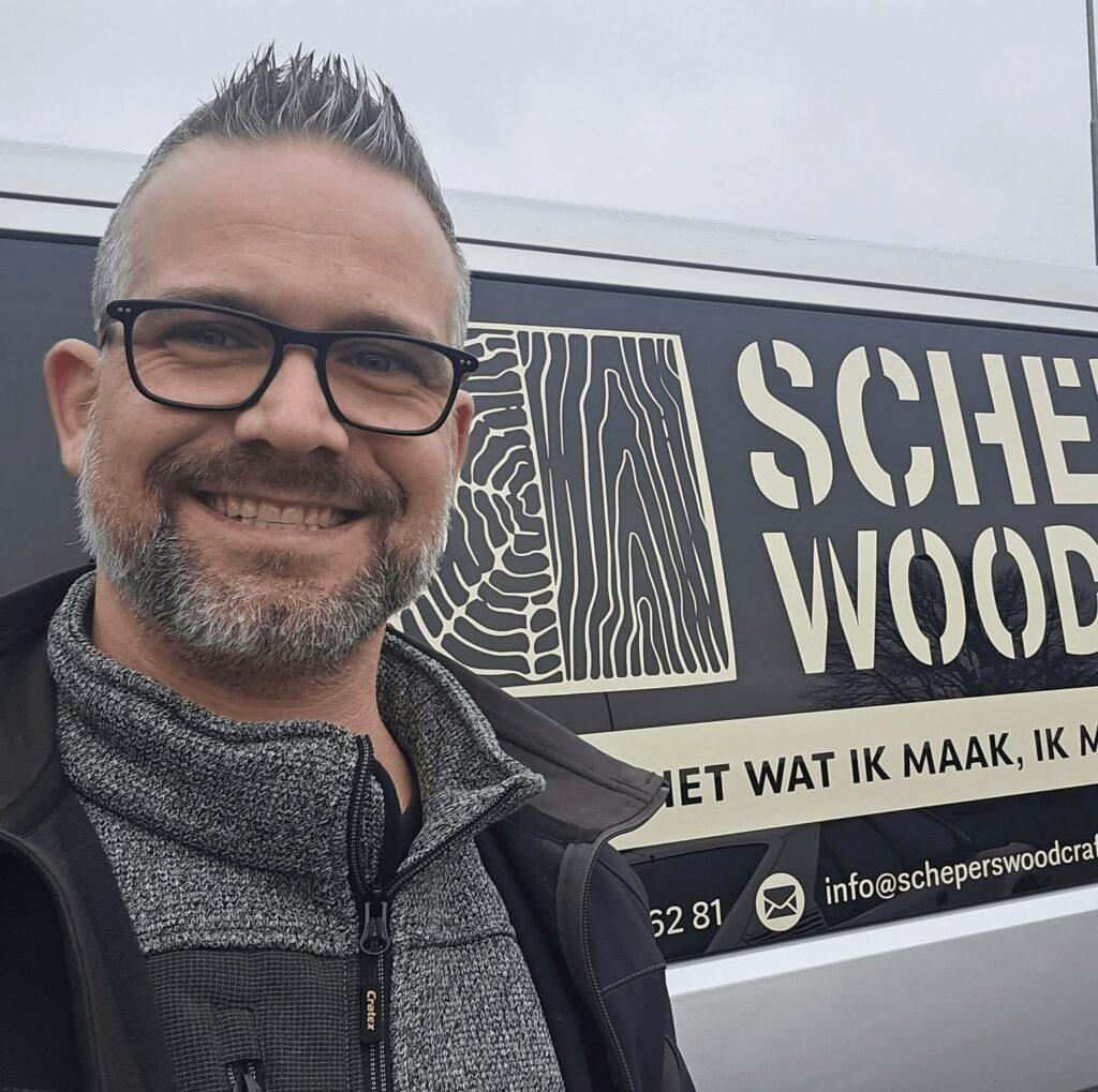 Jeroen Schepers voor de bedrijfsbus van Schepers Woodcraft